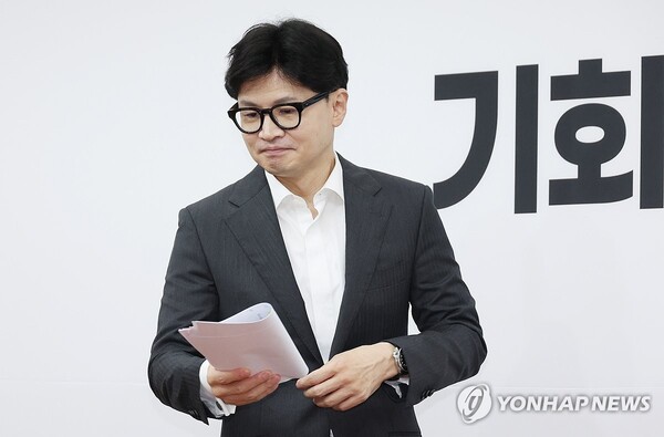 국민의힘 한동훈 대표가 26일 국회에서 열린 최고위원회의에 입장하고 있다. 2024.8.26 [사진=연합뉴스]