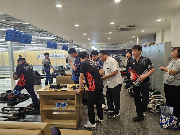 볼링장을 방문해 운동 중인 군민에게 스포츠 발전을 통한 건강증진과 문화활동 보장을 약속하고 있다[사진=오기원 예비후보 제공]