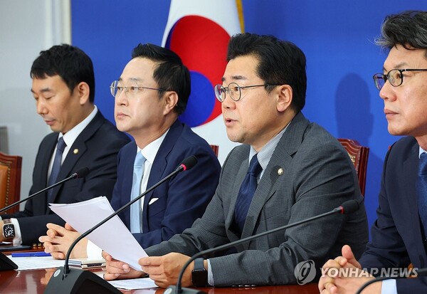 더불어민주당 박찬대 원내대표가 27일 오전 국회에서 열린 원내대책회의에서 발언하고 있다. 2024.8.27 [사진=연합뉴스]