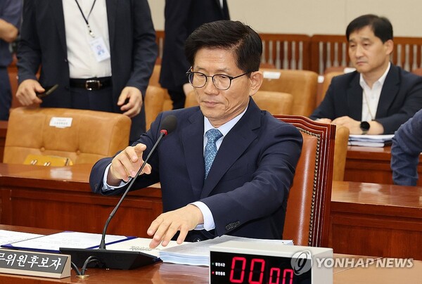 김문수 고용노동부 장관 후보자가 26일 오전 국회에서 열린 인사청문회에 참석해 마이크를 조정하고 있다. [사진=연합뉴스]