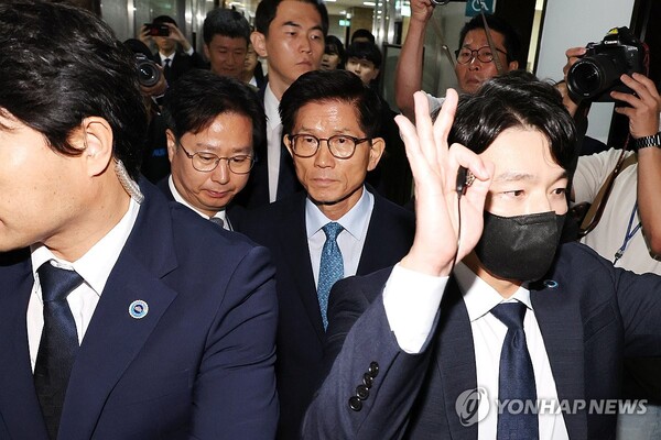 김문수 고용노동부 장관 후보자(가운데)가 26일 오전 국회에서 열린 인사청문회에 참석하고 있다. [사진=연합뉴스]