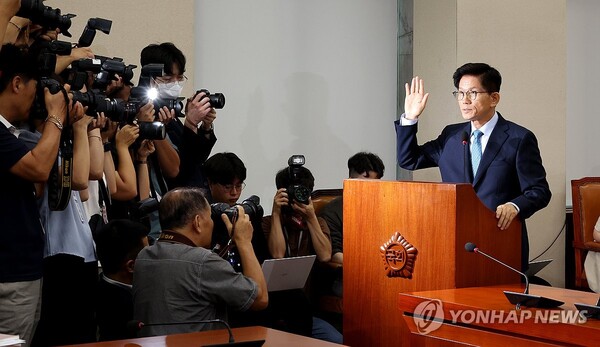 김문수 고용노동부 장관 후보자가 26일 국회에서 열린 인사청문회에서 선서를 하고 있다. [사진=연합뉴스]