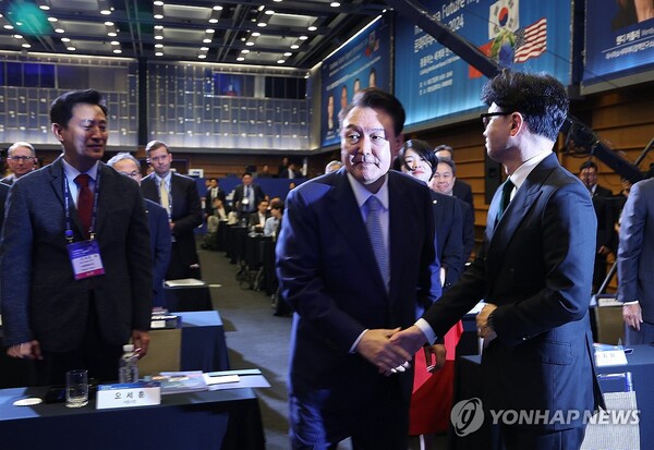 시선 엇갈린 윤석열 대통령과 한동훈 대표 [사진=연합뉴스]