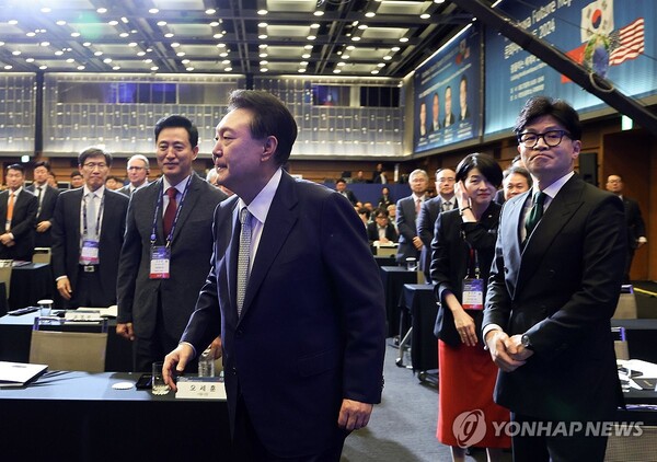 윤석열 대통령이 27일 서울 중구 대한상공회의소에서 문화일보 주최로 열린 문화미래리포트2024에서 국민의힘 한동훈 대표와 인사 뒤 행사장을 떠나고 있다. [사진=연합뉴스]