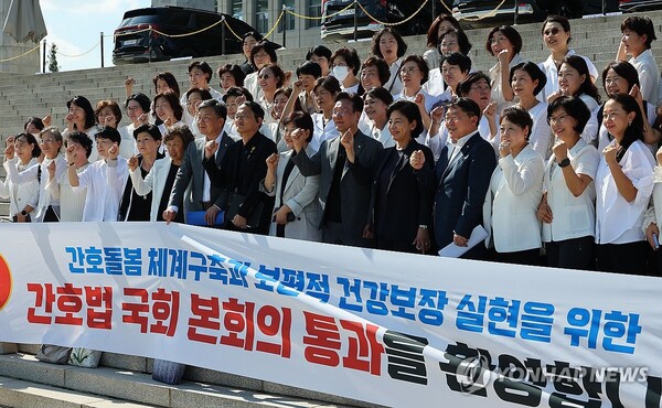 대한간호협회 소속 간호사들이 28일 오후 국회 본회의에서 간호법이 통과된 뒤 의원들과 함께 기념촬영을 하고 있다. 2024.8.28 [사진=연합뉴스]