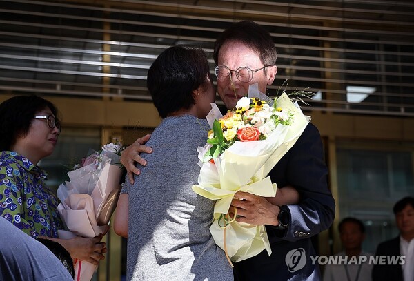 29일 조희연 서울시교육감이 대법원 선고에 대한 입장발표 후 직원들과 인사를 나누고 있다. 이날 대법원 3부는 직권남용 권리행사방해 등 혐의로 기소된 조 교육감에게 징역 1년 6개월에 집행유예 2년을 선고한 원심판결을 29일 확정했다. [사진=연합뉴스]