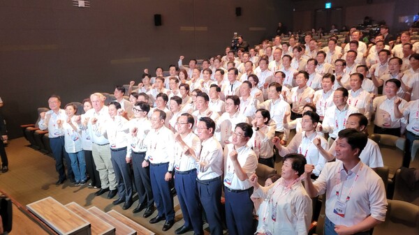 29일 인천 영종도에서 열린 국민의힘 연찬회에서 참자가들이 기념촬영을 하고 있다.[사진=박상주 기자]