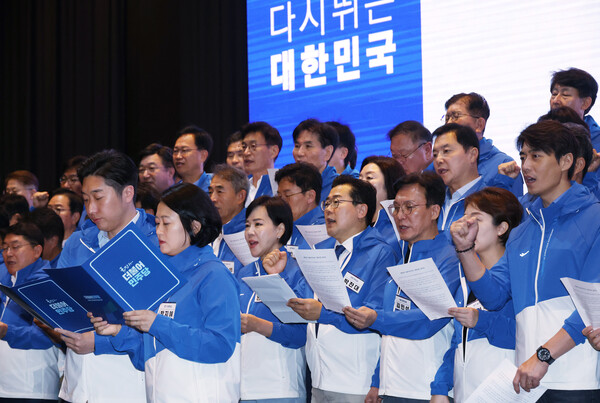 더불어민주당 김용만(앞줄 왼쪽), 박지혜 의원이 30일 인천 영종도 네스트호텔에서 열린 2024 정기국회 국회의원 워크숍에서 박찬대 원내대표 등 지도부와 함께 결의문을 낭독하고 있다. [사진=연합뉴스]