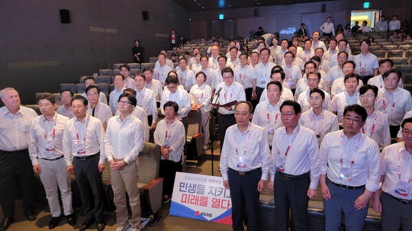 30일 국민의힘 연찬회에서 국민의힘 의원들이 결의문을 낭독하고 있다.[사진=박상주 기자]