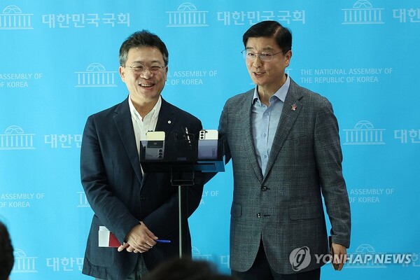 브리핑하는 박정하 이해식 비서실장 [사진=연합뉴스]