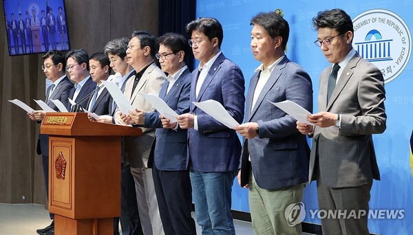 문재인 정부 청와대 및 내각 출신 민주당 의원들이 1일 오전 국회 소통관에서 문 전 대통령 수사 관련 규탄 기자회견을 하고 있다. 검찰은 문 전 대통령의 사위였던 서모 씨의 '항공사 특혜 채용' 의혹 수사 중 딸인 다혜씨 서울 주거지 등을 압수수색 하며 영장에 문 전 대통령을 뇌물수수 피의자로 적시한 것으로 파악됐다. [사진=연합뉴스]