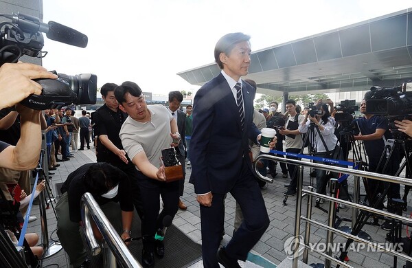 조국혁신당 조국 대표가 31일 오전 참고인 신분으로 검찰 조사를 받기 위해 전주지검 청사로 들어가고 있다. [사진=연합뉴스]