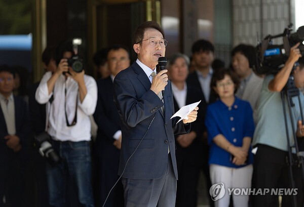 29일 조희연 서울시교육감이 대법원 선고에 대한 입장발표를 하고 있다. 이날 대법원 3부는 직권남용 권리행사방해 등 혐의로 기소된 조 교육감에게 징역 1년 6개월에 집행유예 2년을 선고한 원심판결을 29일 확정했다. [사진=연합뉴스]