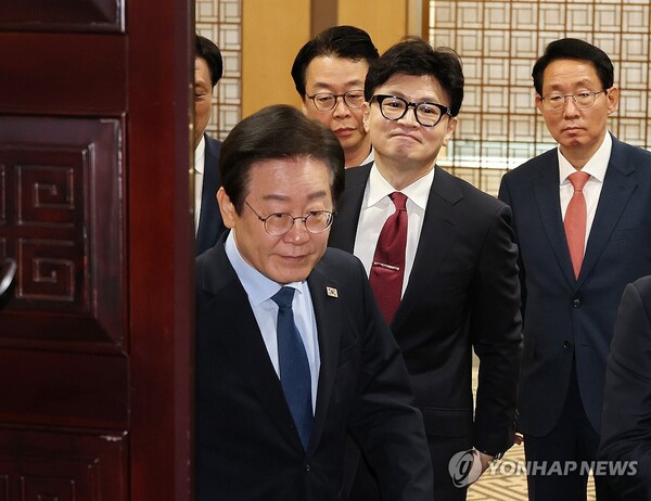 국민의힘 한동훈 대표와 더불어민주당 이재명 대표(왼쪽)가 1일 오후 국회에서 채상병 특검법, 금융투자소득세 폐지, 전 국민 25만원 지원법 등을 논의하는 여야 대표 회담을 마친 뒤 나오고 있다. [사진=연합뉴스]