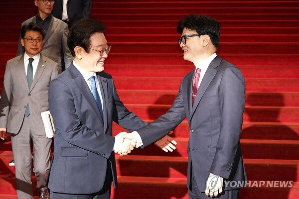 국민의힘 한동훈 대표와 더불어민주당 이재명 대표(왼쪽)가 1일 오후 국회에서 채상병 특검법, 금융투자소득세 폐지, 전 국민 25만원 지원법 등을 논의하는 여야 대표 회담을 마친 뒤 인사하고 있다. [사진=연합뉴스]