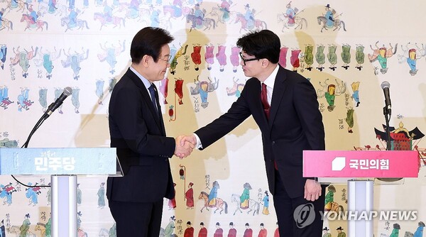 국민의힘 한동훈 대표와 더불어민주당 이재명 대표(왼쪽)가 1일 오후 국회에서 열린 채상병 특검법, 금융투자소득세 폐지, 전 국민 25만원 지원법 등을 논의하는 여야 대표 회담에서 발언을 마친 뒤 손잡고 있다. [사진=연합뉴스]