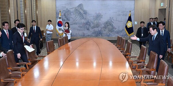 국민의힘 한동훈 대표와 더불어민주당 이재명 대표가 1일 오후 서울 여의도 국회 접견실에서 여야 대표 회담에 앞서 열린 기념촬영을 마치고 자리로 향하고 있다. [사진=연합뉴스]