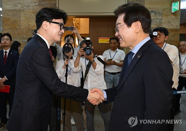 국민의힘 한동훈 대표와 더불어민주당 이재명 대표가 1일 서울 여의도 국회에서 열린 여야 대표회담에 앞서 인사하고 있다. [사진=연합뉴스]