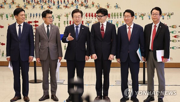 국민의힘 한동훈 대표와 더불어민주당 이재명 대표가 1일 오후 국회에서 열린 채상병 특검법, 금융투자소득세 폐지, 전 국민 25만원 지원법 등을 논의하는 여야 대표 회담에 앞서 기념 촬영을 하고 있다. 왼쪽부터 더불어민주당 조승래 수석대변인, 진성준 정책위의장, 이재명 대표, 국민의힘 한동훈 대표, 김상훈 정책위의장, 곽규택 수석대변인. [사진=연합뉴스]