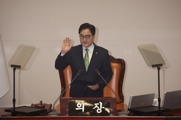 2일 서울 여의도 국회 본회의장에서 열린 제22대 국회 개원식 겸 제418회국회(정기회) 개회식에서 우원식 국회의장이 선서하고 있다.[사진=연합뉴스]