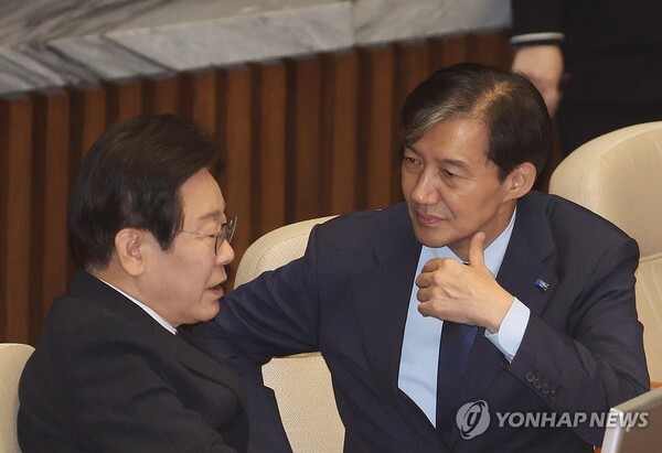 더불어민주당 이재명 대표와 조국혁신당 조국 대표가 2일 국회 본회의장에서 열린 제22대 국회 개원식에서 대화를 하고 있다.[사진=연합뉴스]