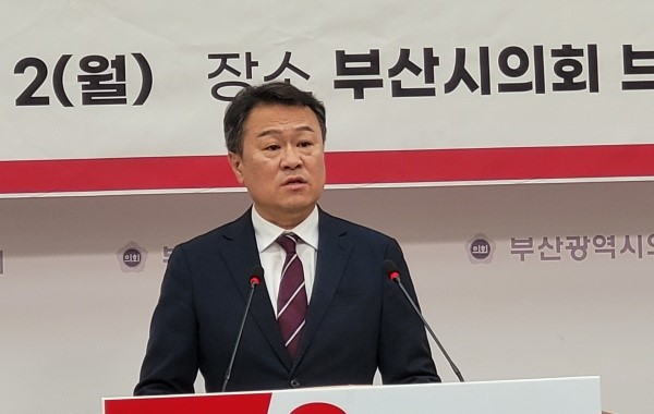 박승기 천혜복지재단 이사장이 2일 부산시의회 브리핑룸에서 "금정구청장 보선에 국민의힘 후보로 출마하겠다"고 선언했다.[사진=정하룡 기자]