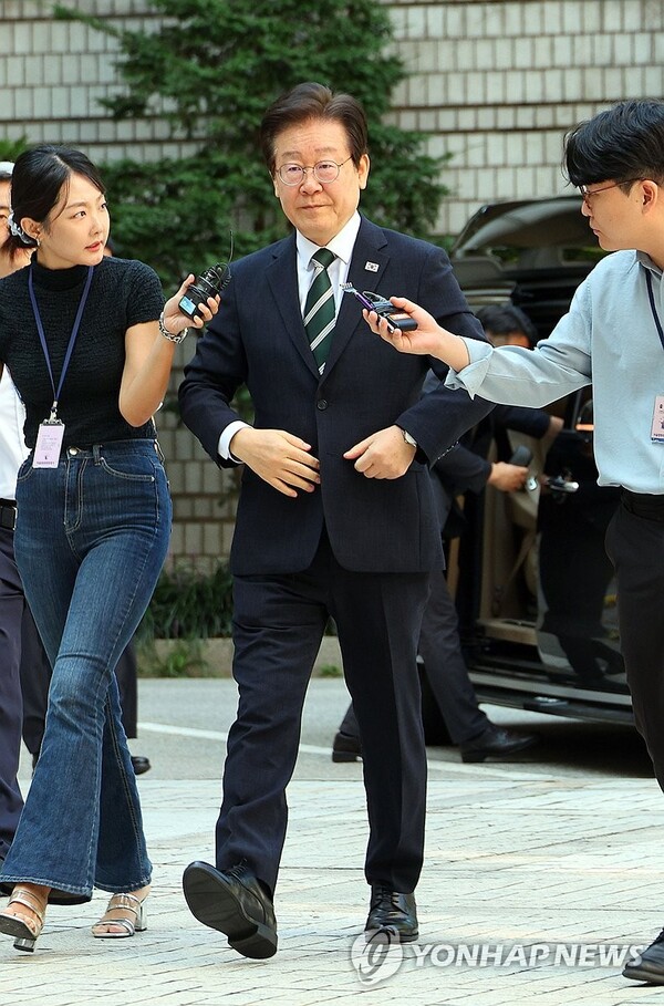 더불어민주당 이재명 대표가 3일 오전 서울 서초구 서울중앙지법에서 열린 '대장동 배임·성남FC 뇌물' 혐의관련 1심 속행 공판에 출석하고 있다. [사진=연합뉴스]