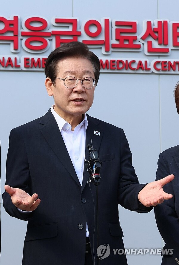 더불어민주당 이재명 대표가 4일 민주당 의료대란대책특위와 함께 서울 성북구 고려대학교 안암병원을 방문, 추석명절 의료 대응 여력 등을 살핀 뒤 취재진 질문에 답하고 있다. [사진=연합뉴스]