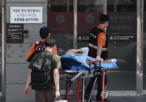 '응급실로' [사진=연합뉴스]