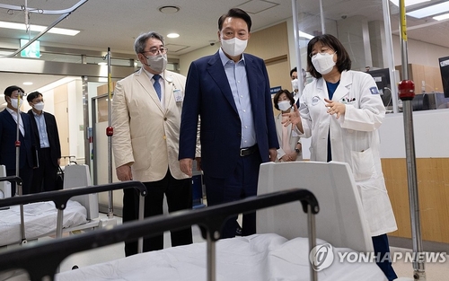 윤석열 대통령이 4일 오후 경기도 한 권역응급의료센터를 찾아 응급 의료 현장에 대한 설명을 듣고 있다. 2024.9.4 [대통령실 제공. 재판매 및 DB 금지 [사진=연합뉴스]