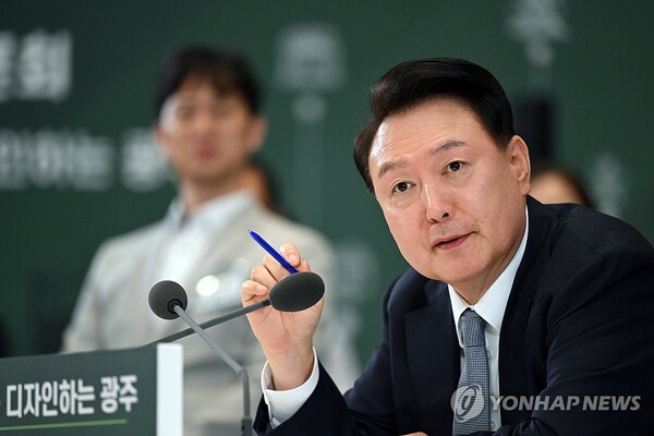 윤석열 대통령이 5일 광주과학기술원에서 '첨단기술과 문화로 미래를 디자인하는 광주'를 주제로 스물여덟 번째 '국민과 함께하는 민생토론회'를 하고 있다. 2024.9.5 [대통령실 제공. 재판매 및 DB 금지] [사진=연합뉴스]