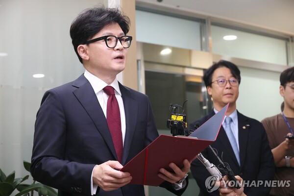 국민의힘 한동훈 대표가 6일 서울 종로구 한국기독교회관 로비에서 현안브리핑을 하고 있다. 2024.9.6 [사진=연합뉴스]