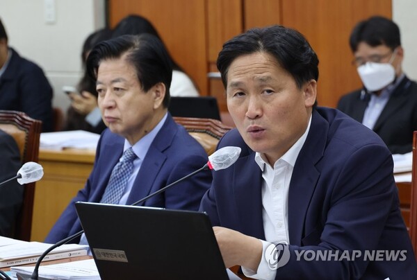 김영진 환노위 더불어민주당 간사가 25일 오전 서울 여의도 국회에서 환경노동위원회 전체회의에서 노란봉투법(노조법 개정안) 관련 의사진행발언을 하고 있다. 2023.4.25 [사진=연합뉴스]