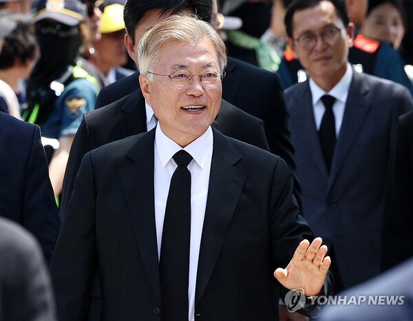 문재인 전 대통령이 23일 오후 경남 김해 봉하마을에서 열린 고 노무현 전 대통령 서거 15주기 추도식에 참석하고 있다. 2024.5.23 [공동취재]  [사진=연합뉴스]