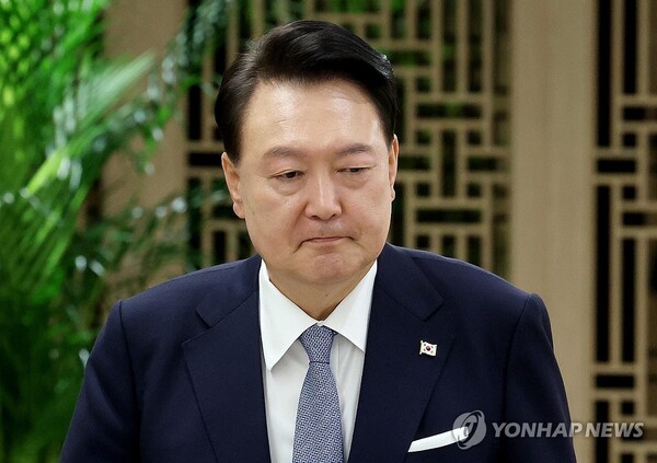 윤석열 대통령이 6일 서울 용산 대통령실에서 열린 기시다 후미오 일본 총리와의 한일 확대 정상회담에서 기념촬영 뒤 자리로 향하고 있다. 2024.9.6 [대통령실통신사진기자단] [사진=연합뉴스]