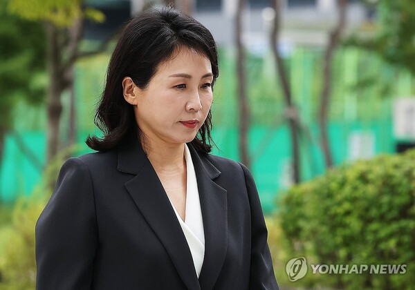 더불어민주당 이재명 대표 배우자인 김혜경 씨가 5일 오후 '경기도 법인카드 유용' 의혹 관련 조사를 받기 위해 경기도 수원시 영통구 수원지방검찰청으로 출석하고 있다. 2024.9.5 [사진=연합뉴스]
