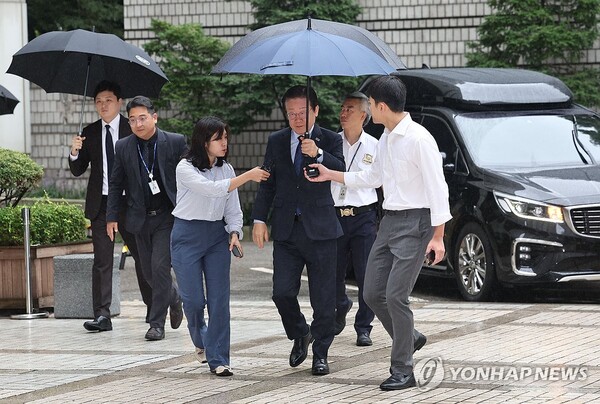 더불어민주당 이재명 대표가 6일 오전 서초구 서울중앙지방법원에서 열리는 공직선거법 위반 1심 속행 공판에 출석하기 위해 법정으로 향하고 있다. 2024.9.6 [사진=연합뉴스]