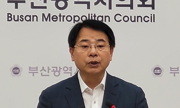 윤일현 부산시의회 교육위원장이 5일 오후 시의회 브리핑룸에서 국민의힘 후보로 보궐선거 출마를 선언하고 있다.[사진=정하룡 기자]
