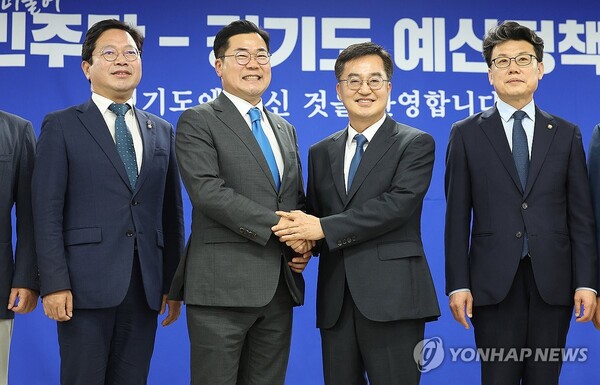 5일 오후 경기도 수원시 경기도청에서 열린 '더불어민주당-경기도 예산정책협의회'에서 더불어민주당 박찬대 원내대표, 김동연 경기도지사, 더불어민주당 김승원 경기도당위원장 등 참석자들이 기념사진을 찍고 있다. [사진=연합뉴스]