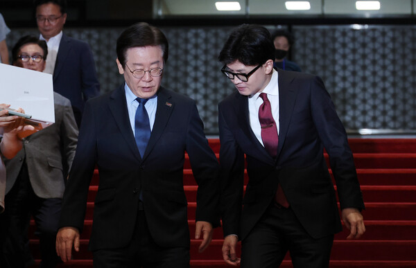 국민의힘 한동훈 대표와 더불어민주당 이재명 대표(왼쪽)가 1일 오후 국회에서 채상병 특검법, 금융투자소득세 폐지, 전 국민 25만원 지원법 등을 논의하는 여야 대표 회담을 마친 뒤 이동하며 대화하고 있다. [사진=연합뉴스]