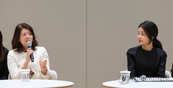 김건희 여사와 기시다 유코 여사가 6일 서울 시내의 한 K-pop 엔터테인먼트사를 방문해 연습생, 아티스트 및 총괄 매니저와 간담회를 하고 있다.2024.9.7 [대통령실 제공. 재판매 및 DB 금지]