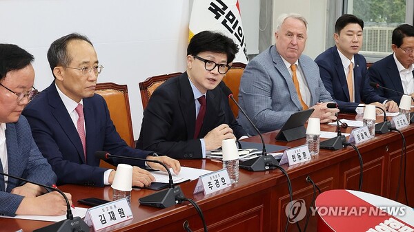 국민의힘 한동훈 대표(왼쪽 세번째)가 2일 오전 국회에서 열린 최고위원회의에서 발언하고 있다. 이날 최고위원회에서 '10·16 재·보궐선거' 준비를 위한 부산시당·인천시당에 공천관리위원회 구성이 의결됐다. [사진=연합뉴스]