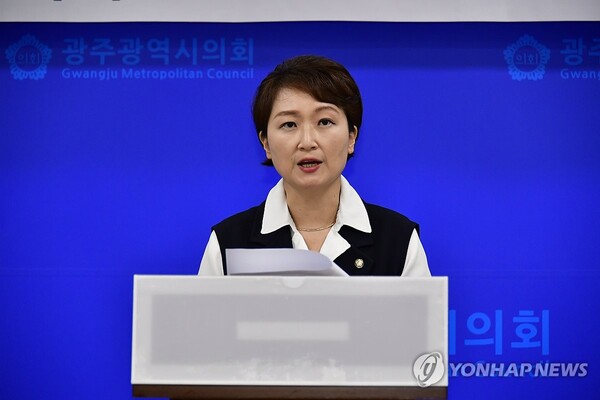 더불어민주당 최고위원에 도전한 이언주 후보가 2일 오전 광주시의회에서 기자회견을 하고 있다. 이 의원은 "김대중 대통령께서 말씀하신 '서생의 문제의식과 상인의 현실감각'으로 민생정당 민주당을 만들겠다"고 말했다. 2024.8.2 [이언주 의원실 제공. 재판매 및 DB 금지] [사진=연합뉴스]