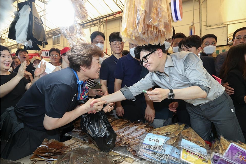 11일 부산 금정구 서동미로 시장을 방문한 한동훈 대표 [사진=국민의힘]
