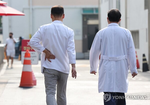 정치권에서는 전공의들의 참여를 위해 당장 내년 의대 증원을 백지화해야 한다고 목소리를 높이고 있다 [사진=연합뉴스]