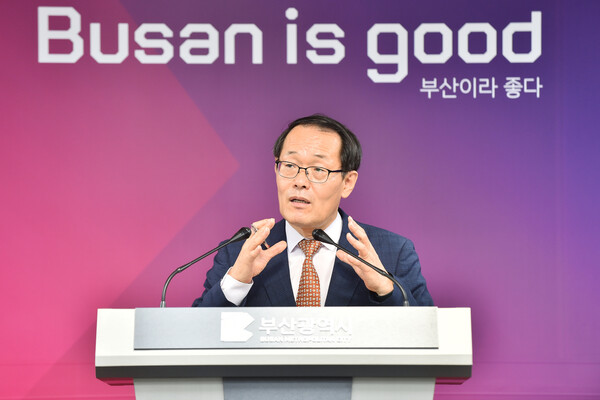 부산광역시 이준승 행정부시장이 12일 시청 기자회견장에서 국내 '처음으로' 시도하는 부산형 융복합 전시컨벤션 사업인 '페스티벌 시월' 준비상황을 설명하고 있다.[사진=부산시 제공]