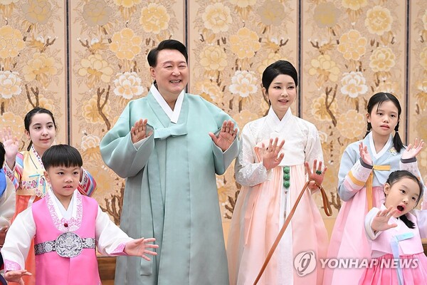 윤석열 대통령과 부인 김건희 여사가 다문화가정 어린이들과 함께 한가위 명절 인사를 전했다고 대통령실이 13일 밝혔다.  2024.9.13 [대통령실 제공. 재판매 및 DB 금지] [사진=연합뉴스]