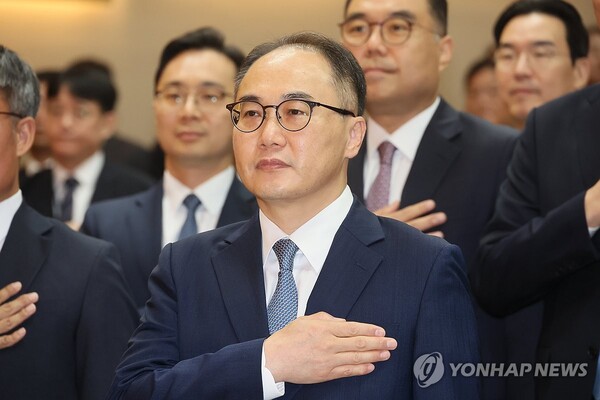 이원석 검찰총장이 13일 서울 서초구 대검찰청에서 열린 퇴임식에서 국기에 경례하고 있다.[사진=연합뉴스]