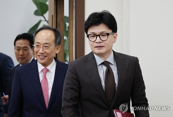 국민의힘 한동훈 대표(오른쪽)와 추경호 원내대표가 9일 오전 국회에서 열린 최고위원회의에 입장하고 있다.[사진=연합뉴스]