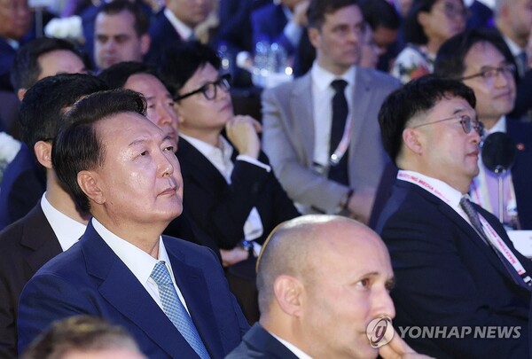 윤석열 대통령과 국민의힘 한동훈 대표가 10일 인천 중구 영종도 인스파이어 아레나에서 매일경제신문 주최로 열린 제25회 세계지식포럼에 참석, 주제영상을 시청하고 있다. [사진=연합뉴스]